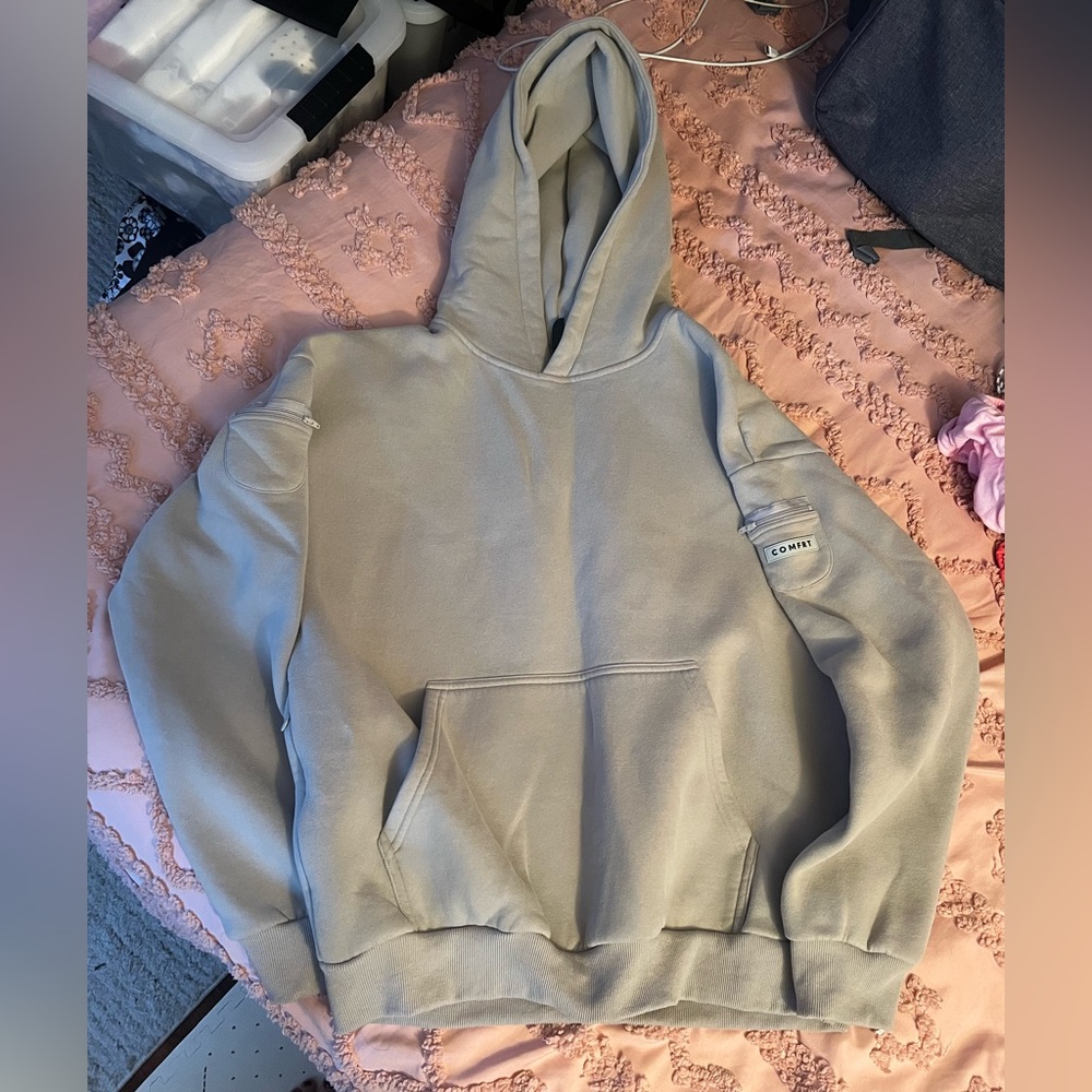 Comfrt travel essentials  sweater